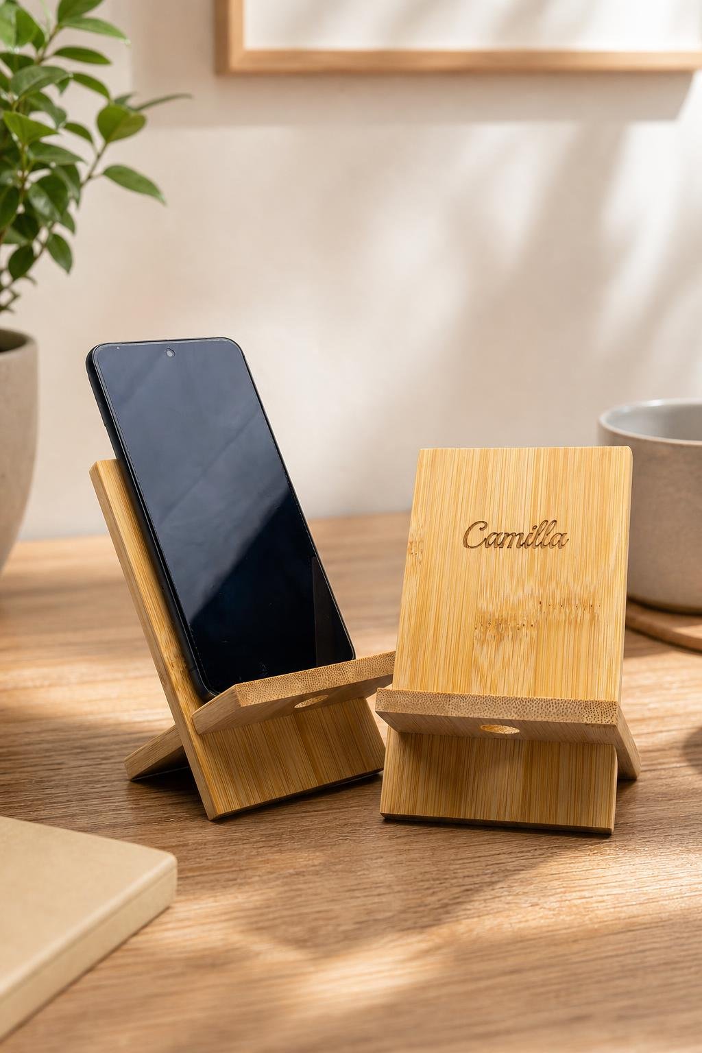 Porta smartphone in bambù personalizzato con incisione